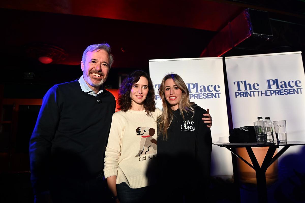 La presidenta de la Comunidad de Madrid y del PP de Madrid, Isabel Díaz Ayuso (c), y el presidente de Aragón y candidato a la reelección en las elecciones autonómicas de Aragón, Jorge Azcón (i), participan en un encuentro con jóvenes universitarios.