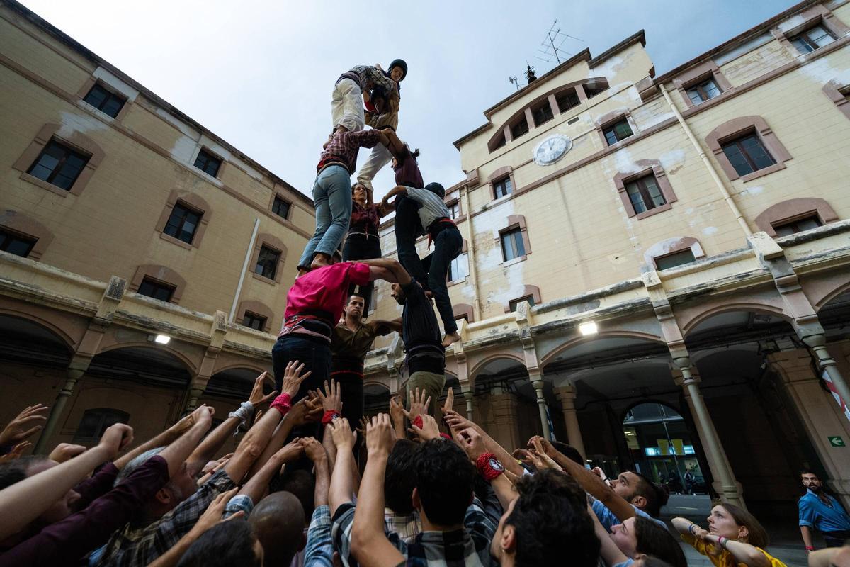 Esquerdats, la colla castellera que ensaya en la Modelo