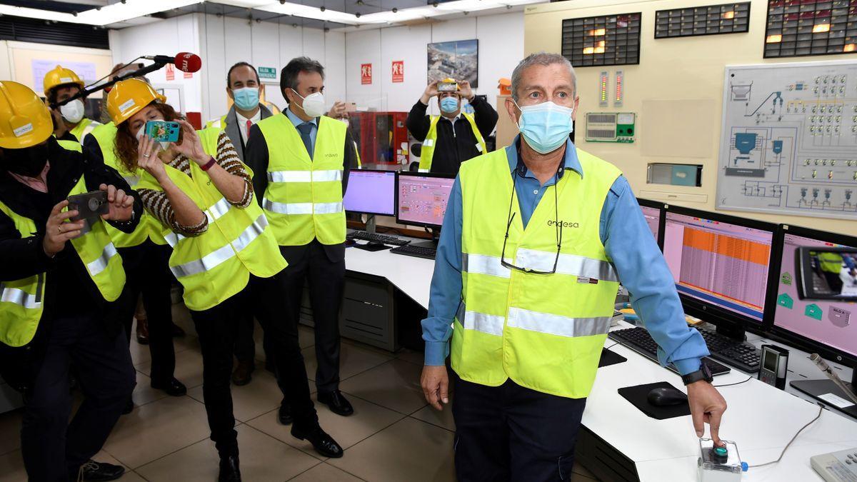 El operario de Endesa Javier Romero ha sido el encargado de apagar los principales equipos de generación en la Central Térmica Litoral de Carboneras.