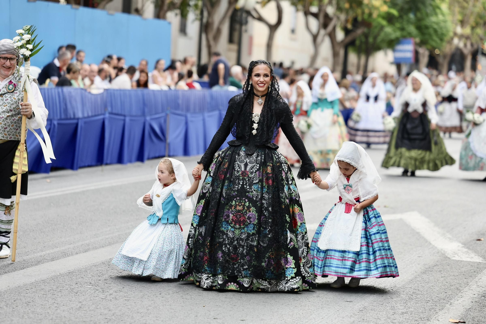 Primera jornada de Ofrenda de las Hogueras de Alicante