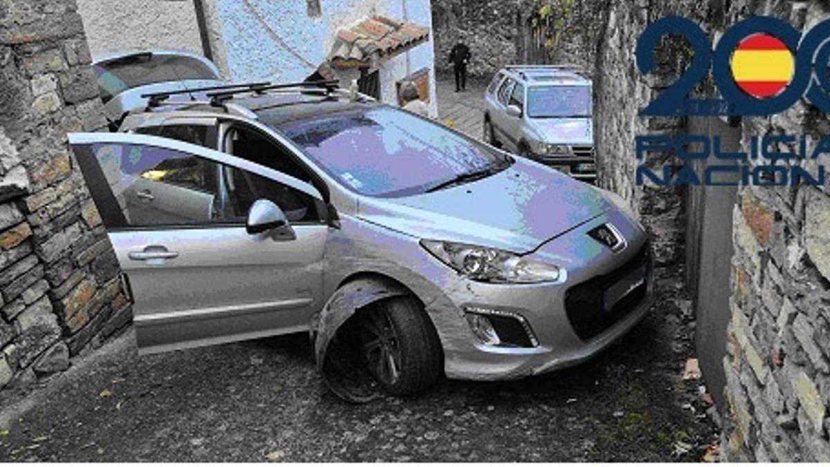 El coche donde iba la pareja colisionó contra un casa.