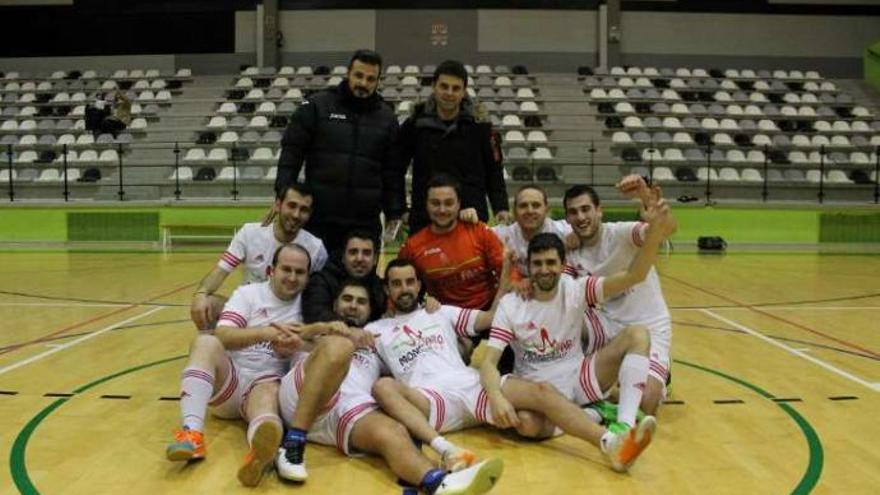 Los jugadores del Montefaro celebran el ascenso.