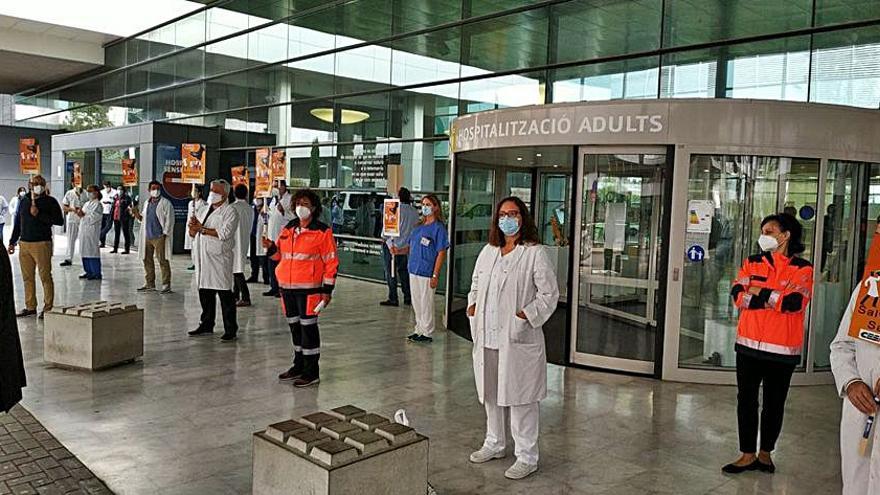 Un grupo de sanitarios protesta ante el retraso del pago.