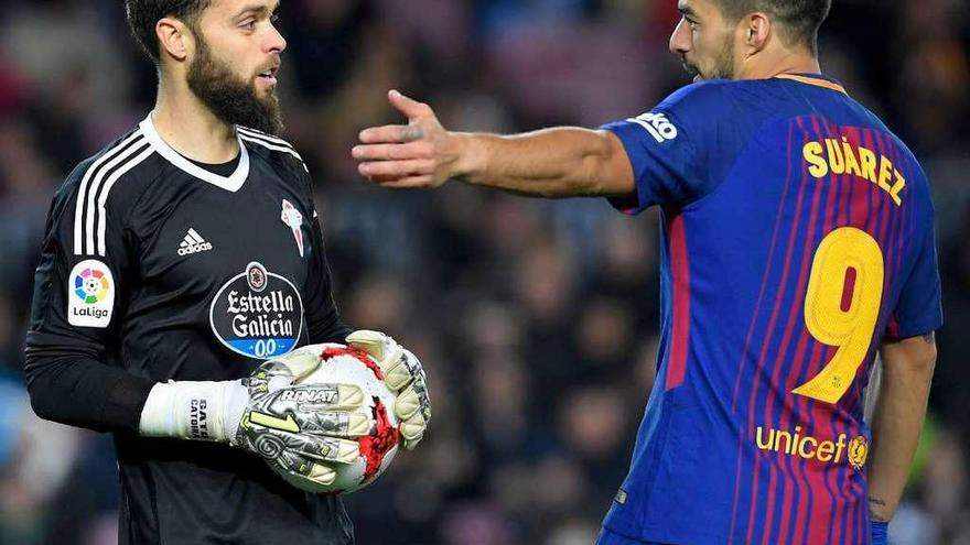 Sergio Alvarez, frente a Luis Suárez durante el partido de ayer. // Reuters