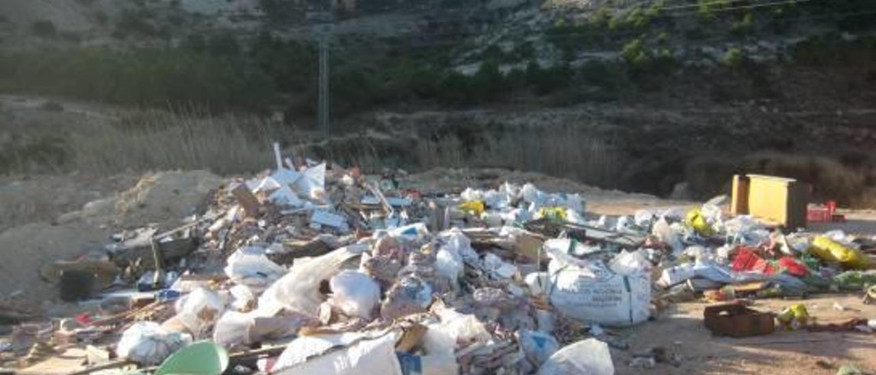 Escombros y basuras se acumulan cada vez más en uno de los accesos al sendero urbano de la Sierra de Colmenares.