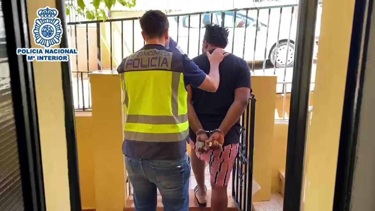 Traslado de uno de los detenidos por el &#039;timo del amor&#039;.