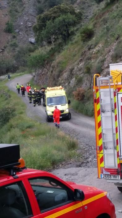 Dos heridos al despeñarse un coche en los Montes