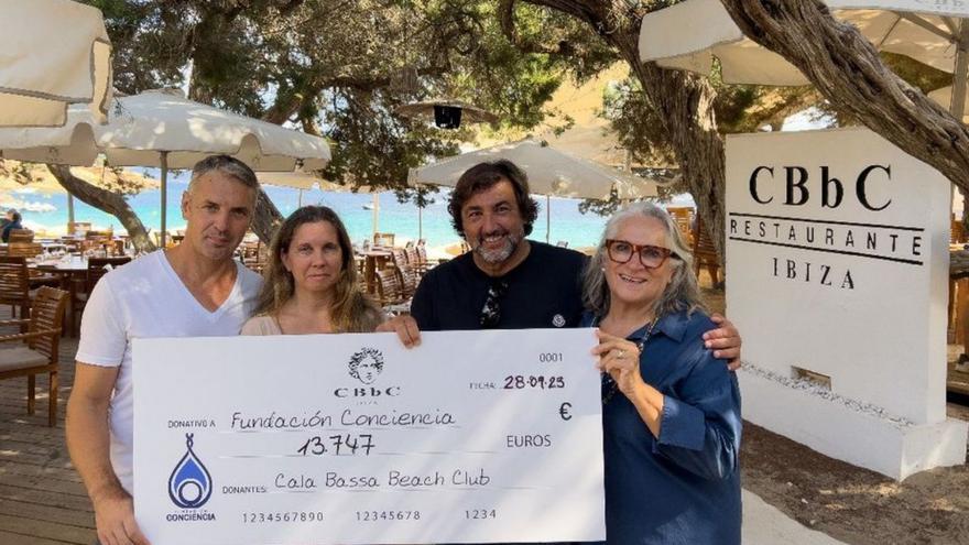 Entrega de la recaudación de una cena anterior. | FC