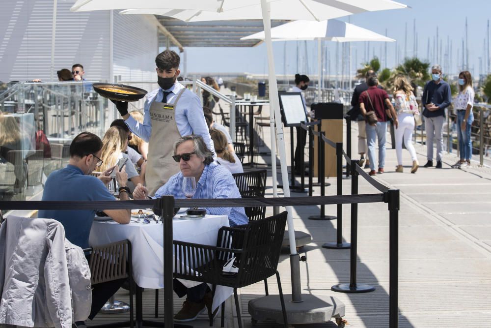 Playas y terrazas llenas en València en los primeros días de la fase 1