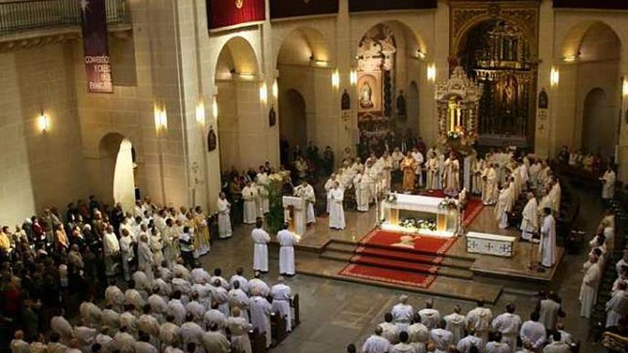 Un instante de la misa Crismal celebrada ayer.