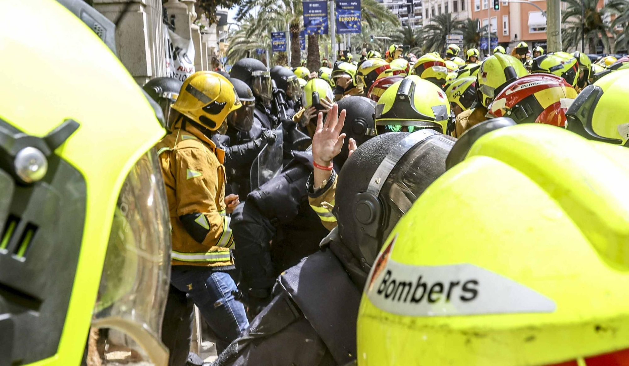 Protesta de los bomberos frente a la Diputación de Alicante