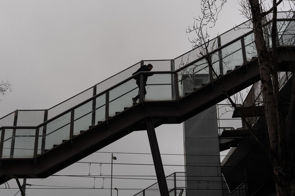 Una escalera de acceso a la estación de Rodalies de Torre Baró, en Barcelona.