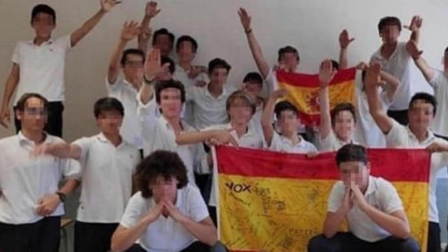 Polémica foto de alumnos del colegio del Opus en Palma haciendo el saludo fascista