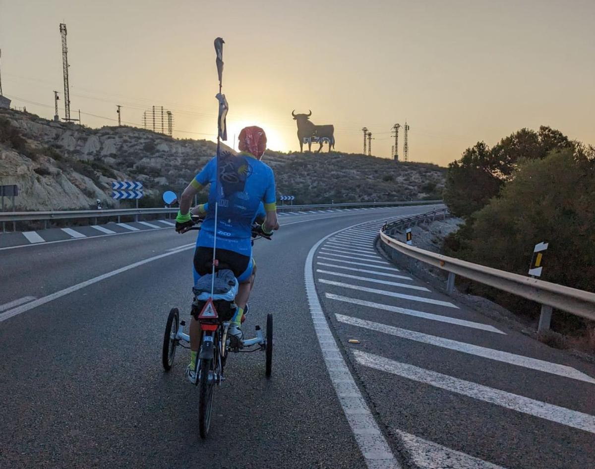 Deportistas del grupo, en plena ruta. | // CEDIDA