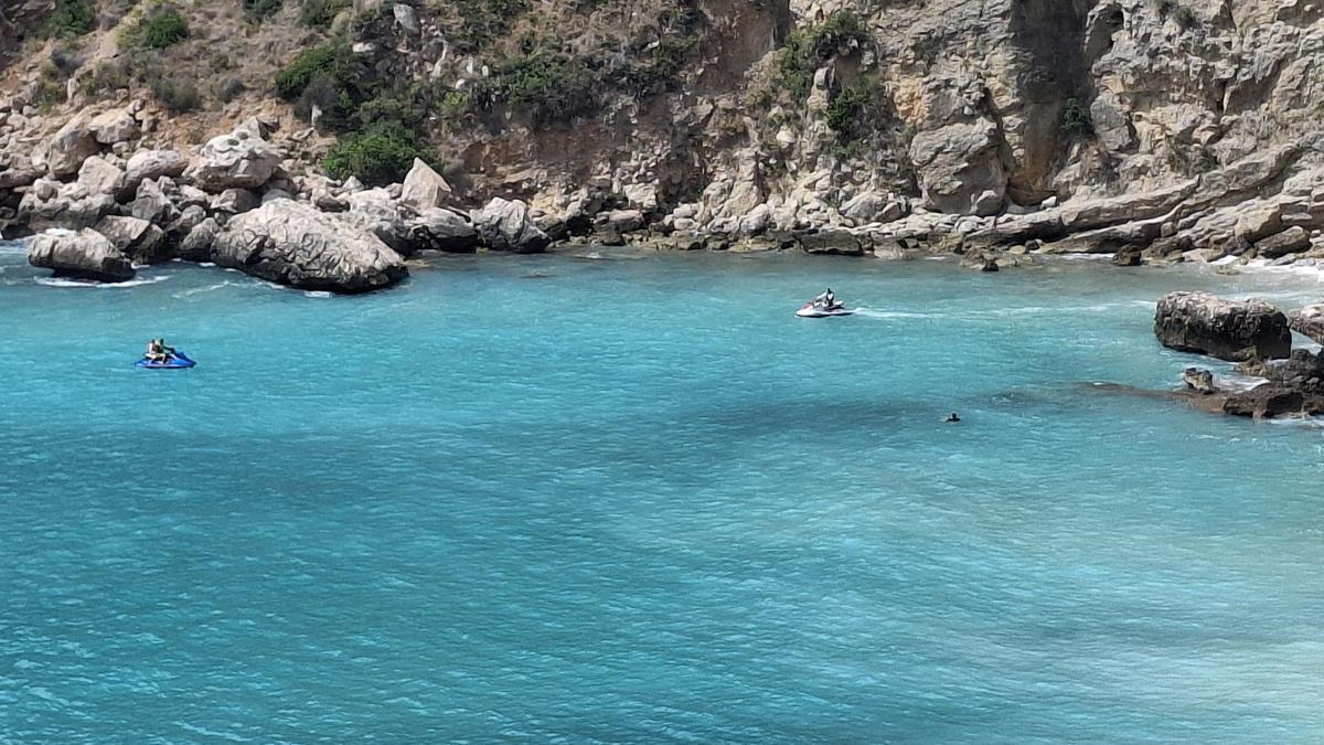 Las motos de agua se han colado en las aguas de baño de la cala de la Granadella