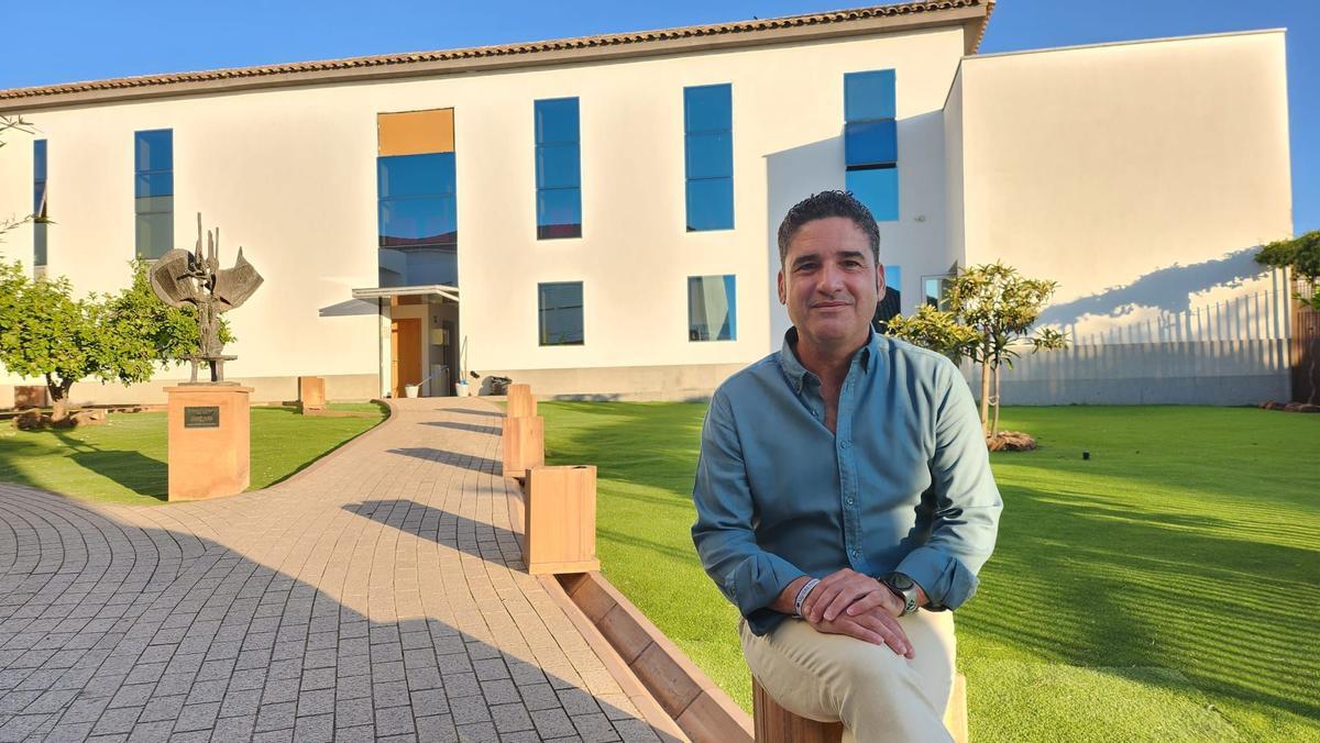 El alcalde de Pedro Abad, Juan Antonio Reyes, en el exterior del ayuntamiento en una imagen de archivo.