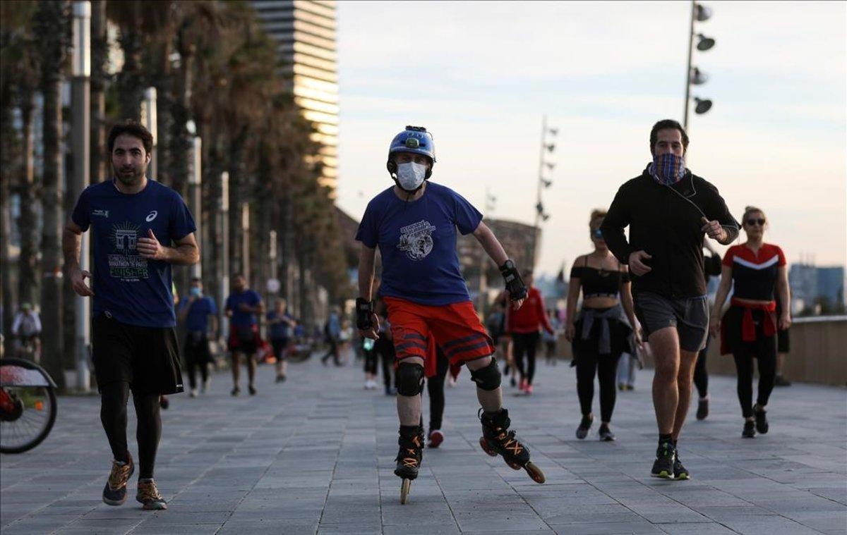 Deportistas en el paseo marítimo de la Barceloneta.