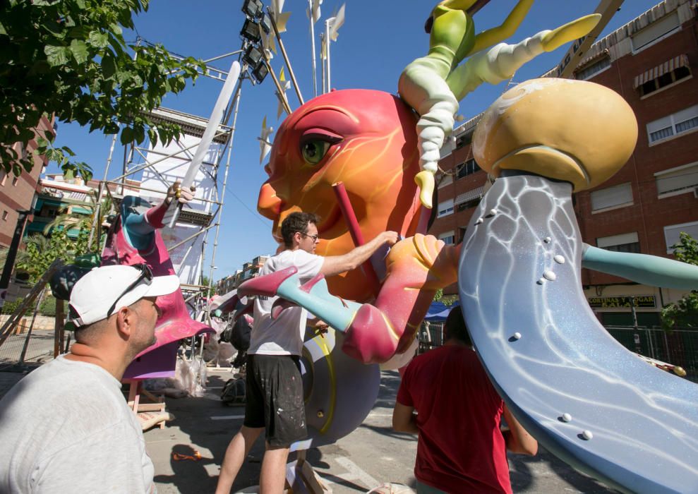 Alicante rezuma fiesta con el inicio de la plantà de las Hogueras