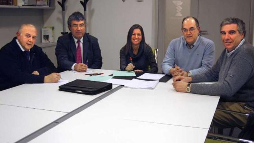 Desde la izq.: Carlos Fernández, presidente de los enfermeros; José M. Álvarez, de los dentistas; Alba Soutelo, de los farmacéuticos; Luis Campos, de los médicos; y Luis Núñez, de los veterinarios. // FdV