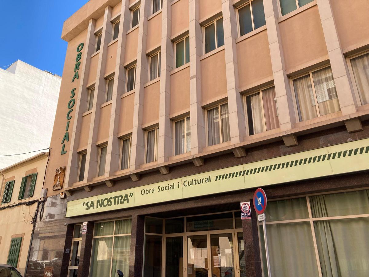 Todavía mantiene el cartel de Sa Nostra y actualmente es la sede de la Asociación de Gent Gran de Son Gotleu en la calle del Regal.