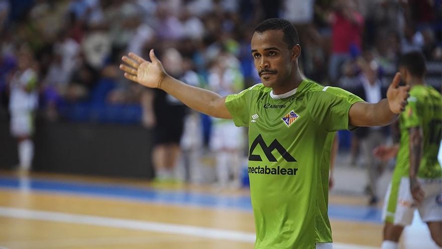El jugador del Palma Futsal, Higor, apunta al Benfica.