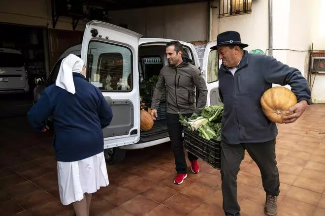 Galería | Hortelanos de Ribera del Marco entregan verduras a las Hijas de la Caridad de Cáceres