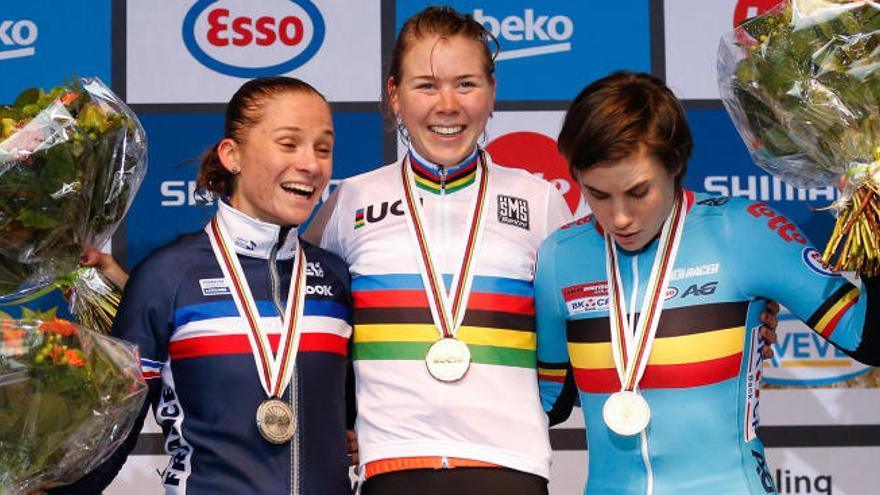 Podio de la prueba élite femenina con la vencedora Thalita de Jong, y Caroline Mani y Sanne Cant, segunda y tercera clasificadas.