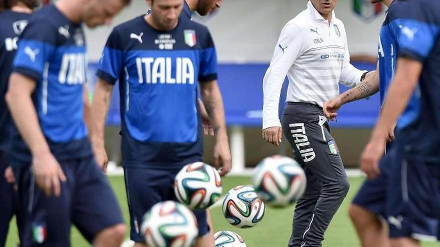 El técnico italiano Cesare Prandelli, a la derecha, en un entrenamiento de la selección.