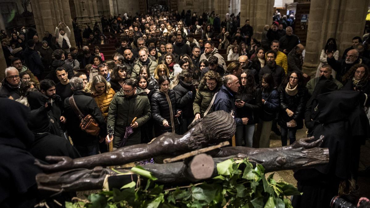 Imagen del Cristo Negro, ante el numeroso público que entró al besapié.