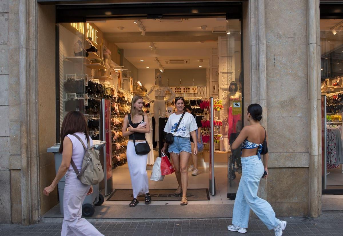 Gente de compras en tiendas del centro de Barcelona, este verano.