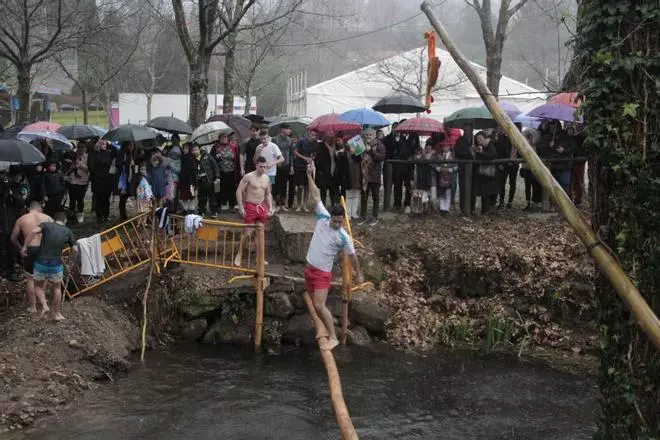 Carnaval en Galicia 2019 | Valor y frío en la tradicional "Corrida do Galo" del entroido de Vilaboa