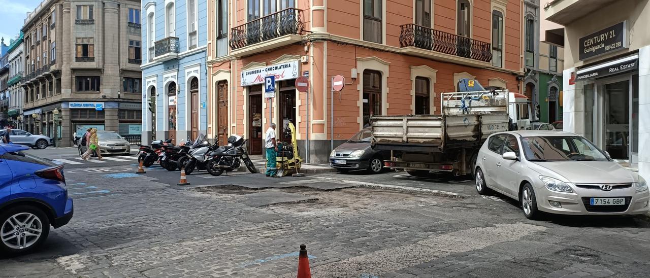 Trabajadores de Vías y Obras parcheando Perojo