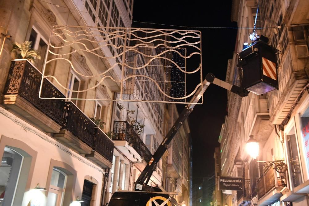 Instalación de iluminación navideña en calle Real