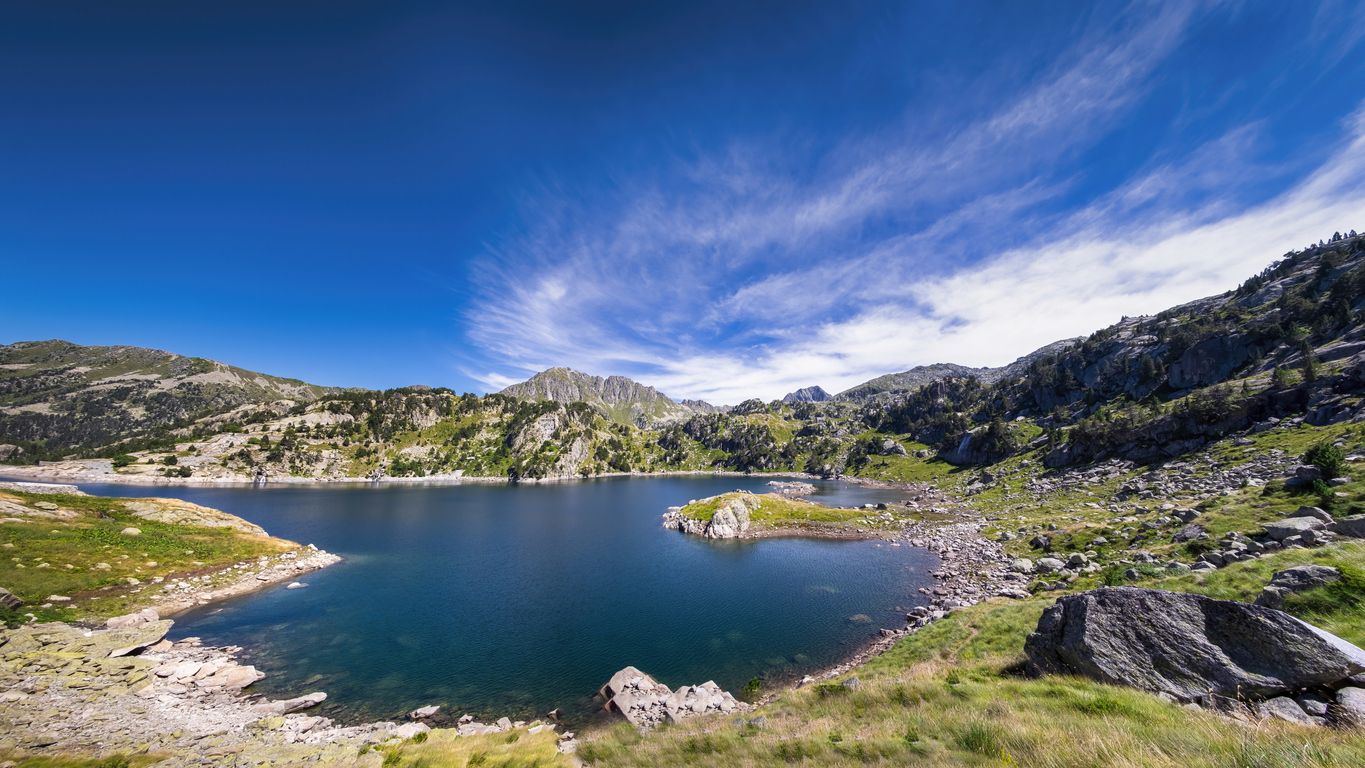 El lago de Sant Maurici es el sitio perfecto para disfrutar de un buen picnic rodeado de un paisaje hermoso