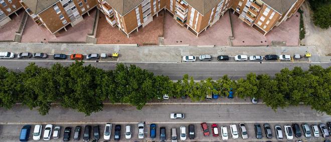 Vista d’una zona d’aparcament del barri de la Balconada feta amb un dron