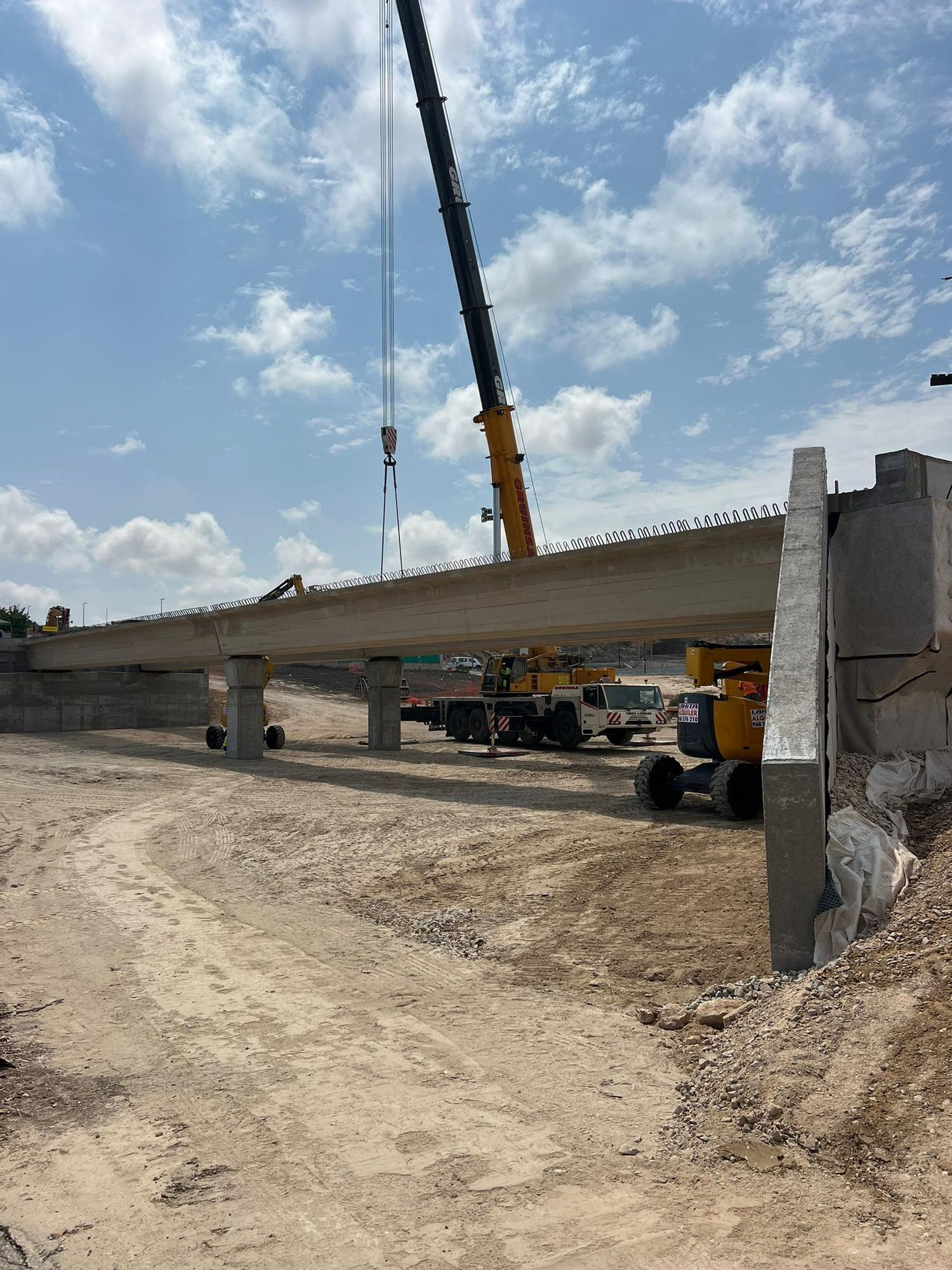 Ya faltal menos para completar el nuevo puente sobre la CV-95 en San Miguel de Salinas