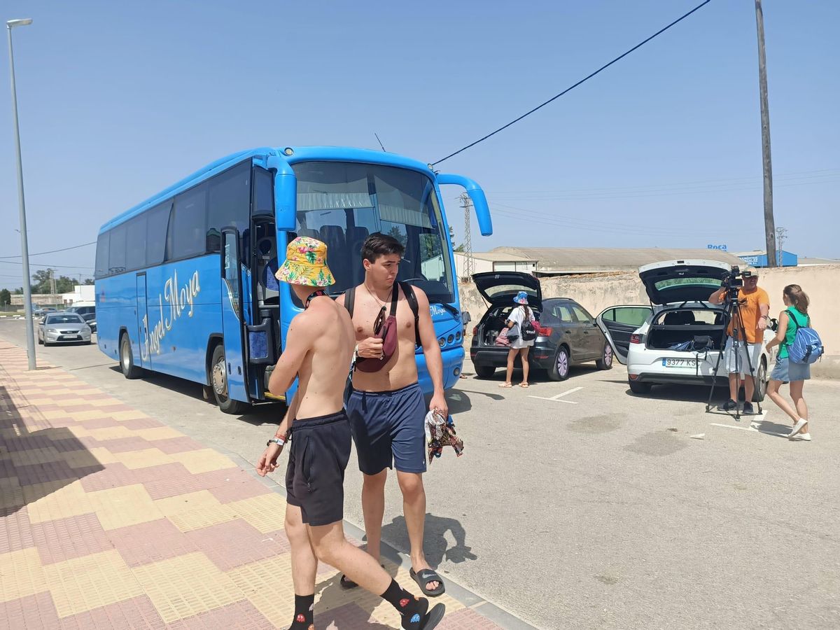 Uno de los autobuses que traslada a los asistentes