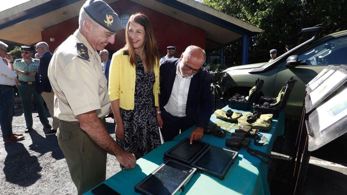 María José Gómez y el general Alfonso Pardo observan con el subdelegado Abel Losada la llamada Operación Centinela.