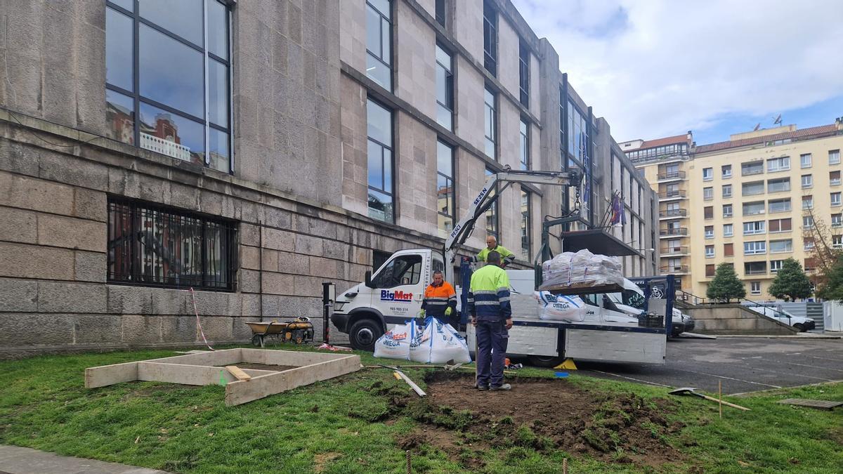 Operarios trabajando este lunes en el lugar del que fueron retirados los monolitos.