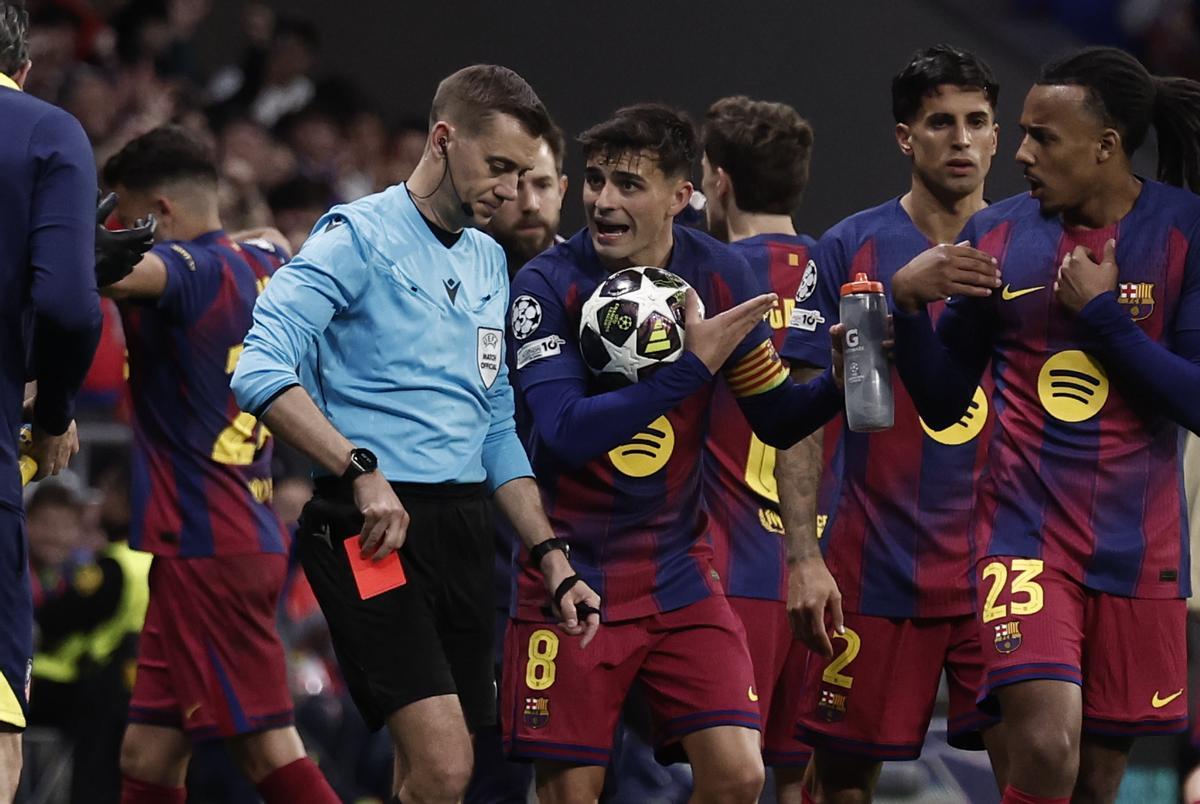 Pedri se queja a Clément Turpin, árbitro del Atlético-Barça del martes en la Champions.