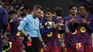 Pedri se queja a Clément Turpin, árbitro del Atlético-Barça del martes en la Champions.