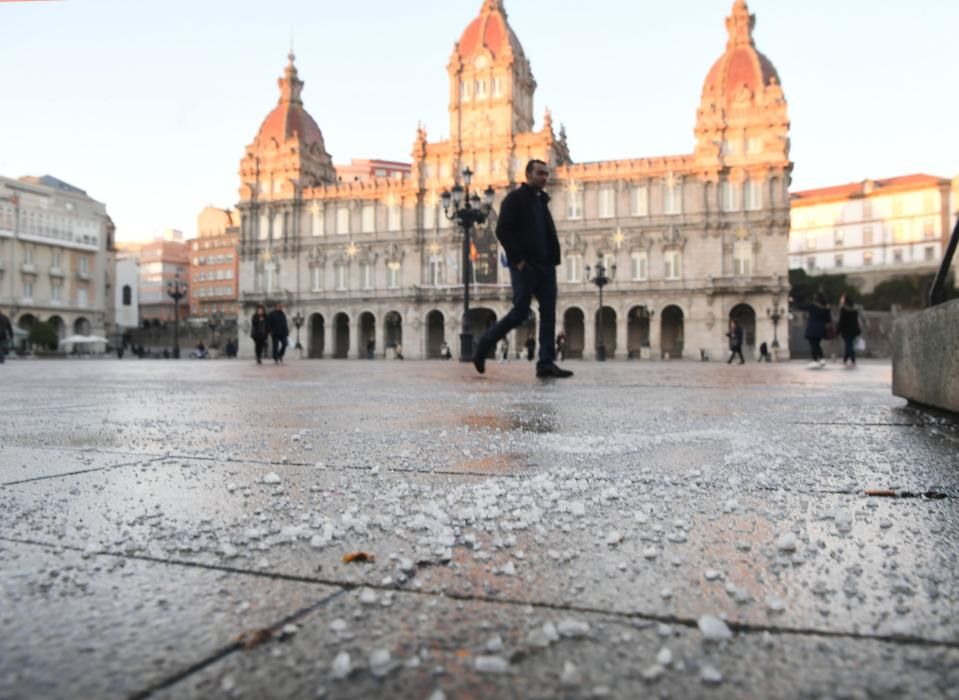 Los Bomberos de A Coruña echan sal por el hielo