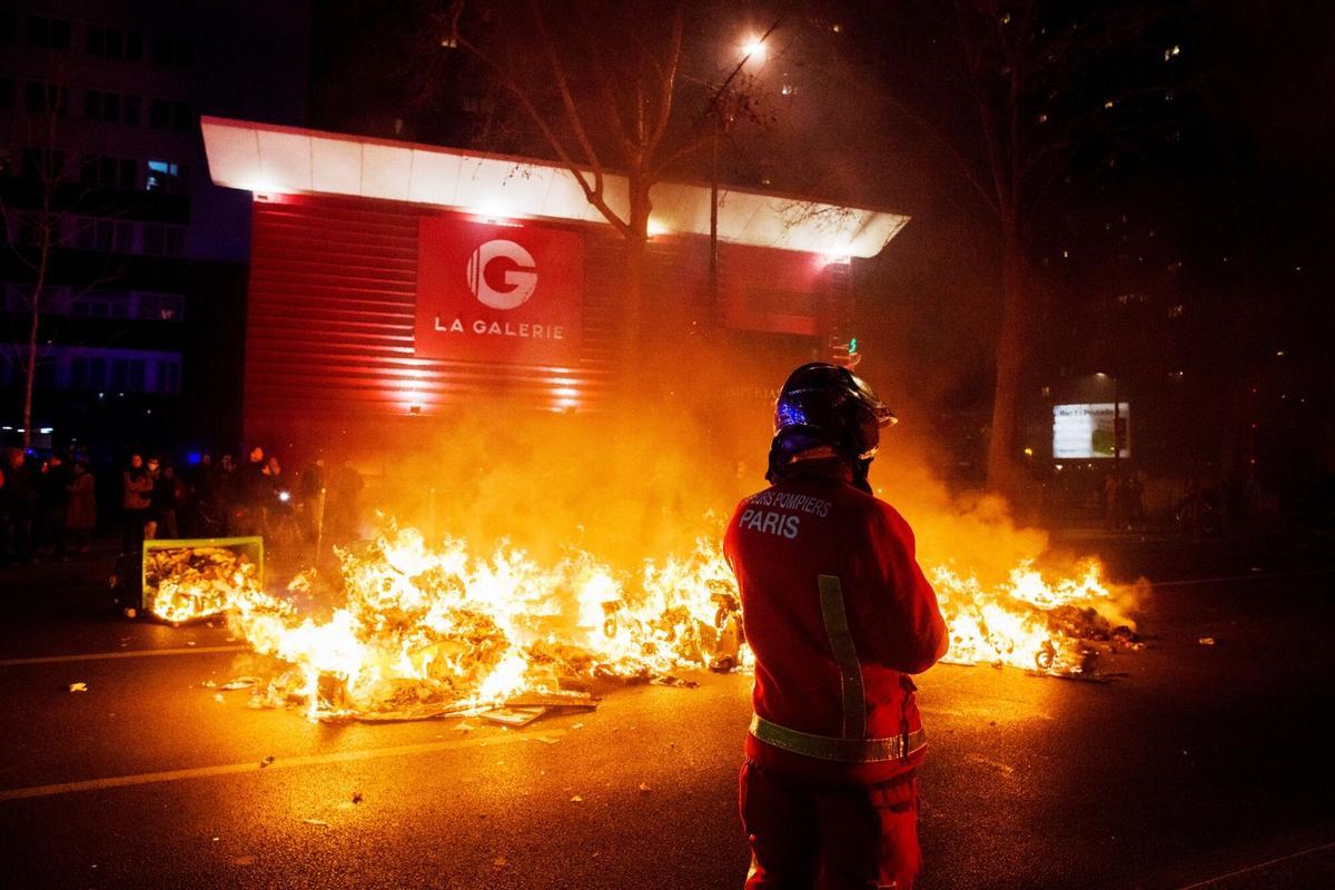 La manifestaciones en París contra la reforma de pensiones se saldan con 122 detenidos