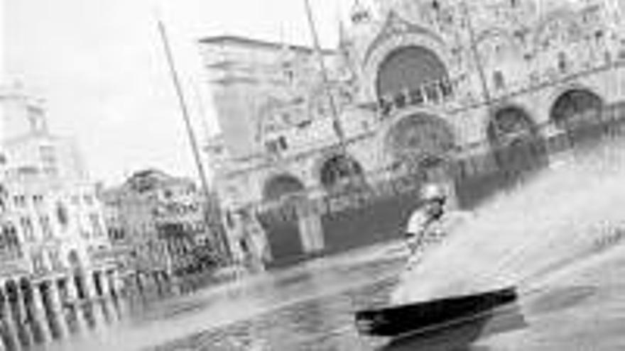 Esquí acuático en el centro de Venecia