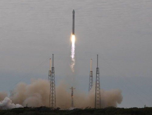El cohete espacial SpaceX Falcon despega de Cabo Cañaveral (Florida)