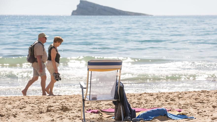 Una pareja pasea por la orilla en la playa de Benidorm, en una fotografía de archivo