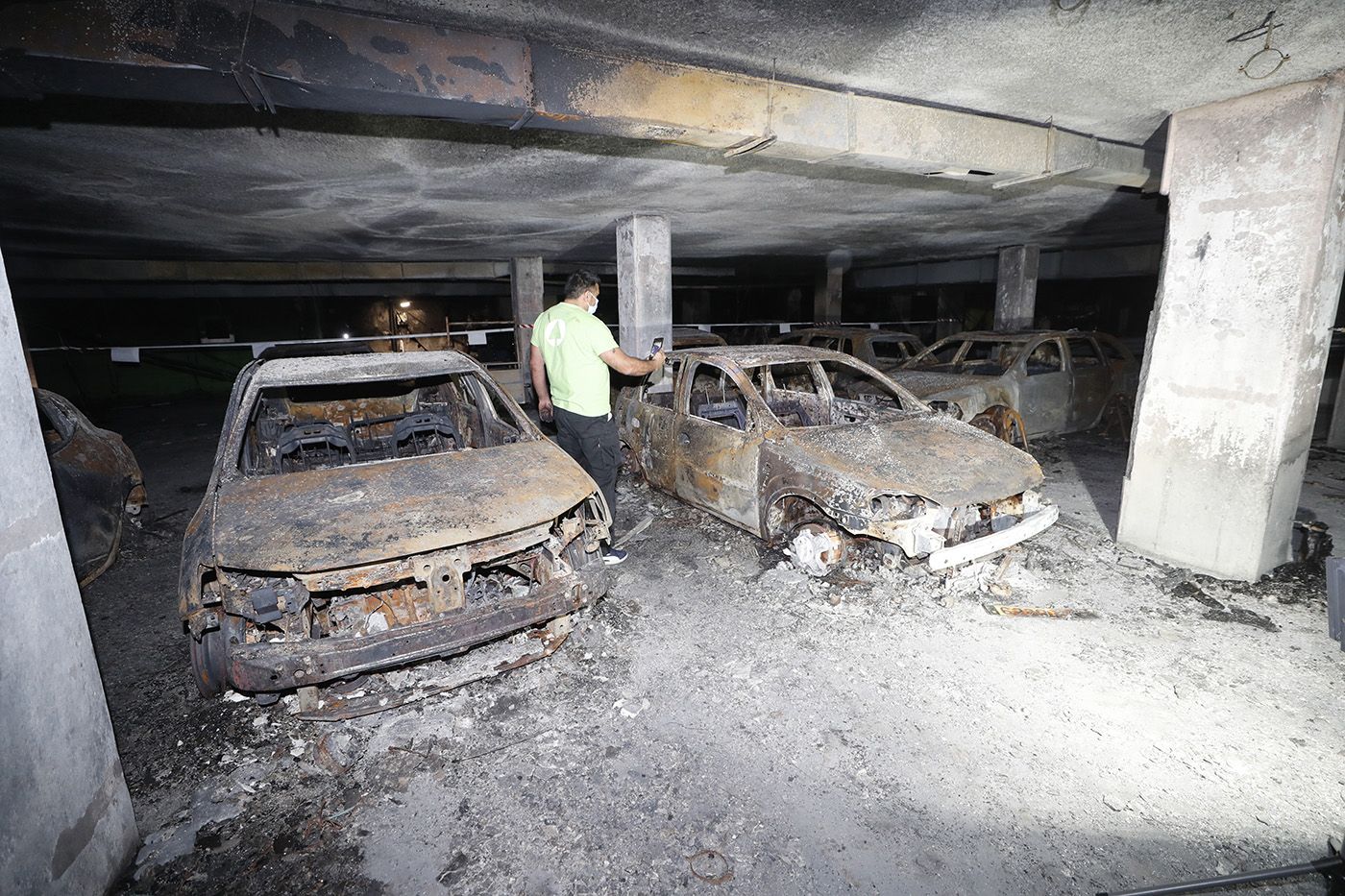 Interior del garaje incendiado en Navia