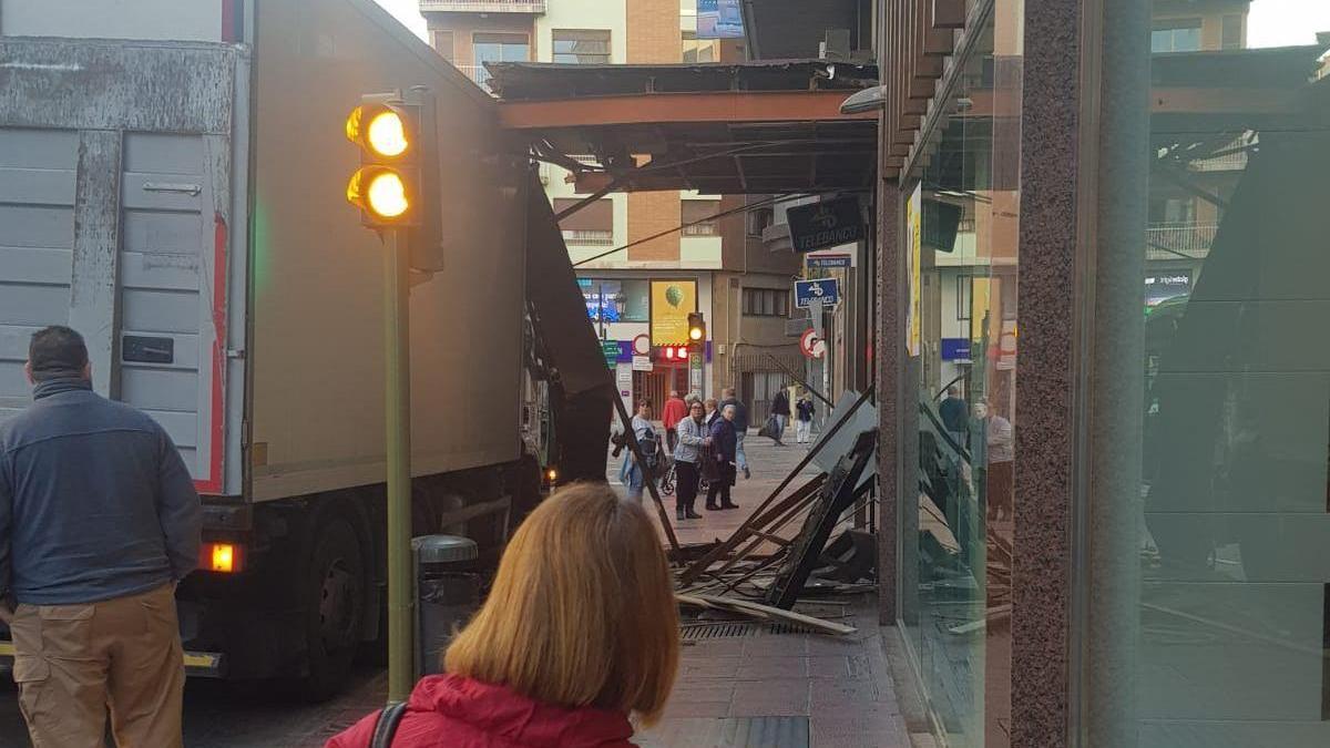 Un camión embiste una marquesina en la plaza de la Paz de Castelló