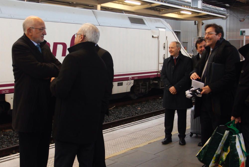 Juan Roig y otros empresarios valencianos como Emili Villaescusa y Francisco Pons, antes de subir al tren para ir a la cumbre.