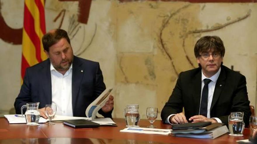 Puigdemont i Junqueras ahir al Palau de la Generalitat.